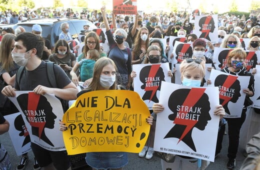 Η Πολωνία αποχωρεί από την ευρωπαϊκή σύμβαση για τη βία κατά των γυναικών - Χιλιάδες στους δρόμους