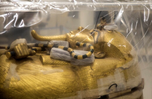 Η Αίγυπτος παρουσίασε τη χρυσή σαρκοφάγο του Τουταγχαμών