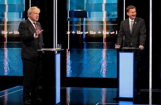 Brexit χωρίς «δίχτυ ασφαλείας» θέλουν Τζόνσον και Χαντ