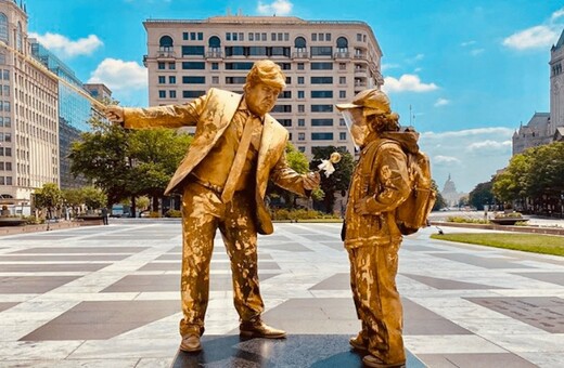 Χρυσά, ζωντανά αγάλματα απεικονίζουν τις πιο διχαστικές στιγμές του Ντόναλντ Τραμπ