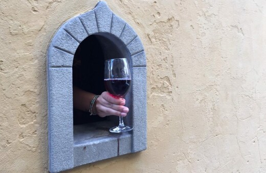 Η Ιταλία ανοίγει ξανά τα «παράθυρα του κρασιού» - Όπως στα χρόνια της πανώλης
