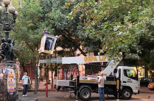 Επιχείρηση στα Εξάρχεια: Απομακρύνθηκε το κοντέινερ των αντιεξουσιαστών