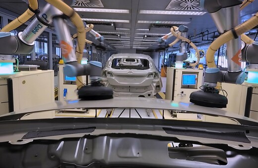 Ρομπότ «χορεύουν» συγχρονισμένα στη γραμμή παραγωγής του Ford Fiesta