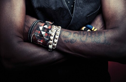 Τα πολύχρωμα τατουάζ "γράφουν" ιδανικά στους ανθρώπους με σκουρόχρωμη επιδερμίδα