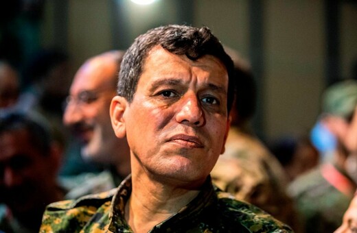 «Μεταξύ οδυνηρών συμβιβασμών και γενοκτονίας του λαού μας, επιλέγουμε τη ζωή»: O στρατηγός των Κούρδων εξηγεί τη συμμαχία με τον Άσαντ