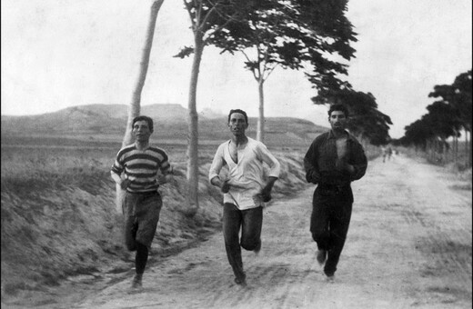 Ξυπόλητοι στο χωματόδρομο: ντοκουμέντο από τον πρώτο Ολυμπιακό μαραθώνιο