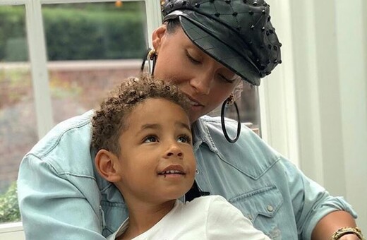Η Alicia Keys απάντησε για τα βαμμένα νύχια του 4χρονου γιου της: «Λιγότερες ταμπέλες, περισσότερη έκφραση»