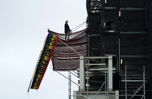 Διαδηλωτής των Extinction Rebellion σκαρφάλωσε στο Μπιγκ Μπεν μεταμφιεσμένος σε «Μπόρις Τζόνσον»