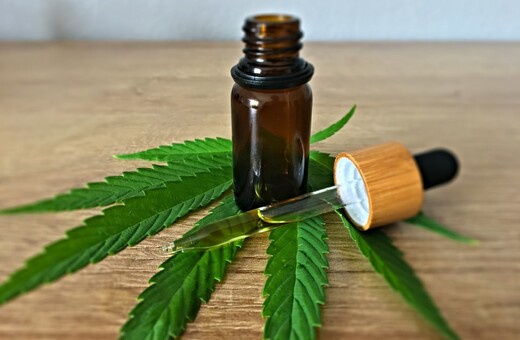 Τι είναι το CBD oil και γιατί κυριαρχεί στη βιομηχανία της ομορφιάς;