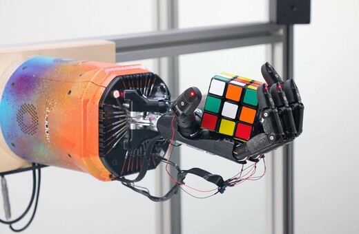 Ένα ρομπότ-χέρι που λύνει μόνο του τον κύβο του Ρούμπικ σε 4 λεπτά
