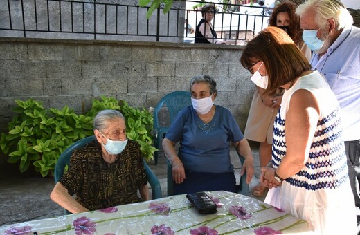 Συνάντηση Σακελλαροπούλου με τις γιαγιάδες της Σκάλας Συκαμνιάς - «Η ψυχή της Ελλάδας ήταν εδώ»