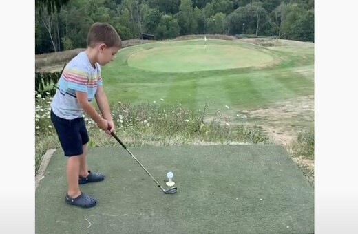 Γκολφ: 4χρονος κατάφερε το τέλειο χτύπημα - Μία στις 12.000 πιθανότητες (ΒΙΝΤΕΟ)