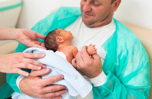 Η Γαλλία διπλασίασε την άδεια πατρότητας - Στις 28 ημέρες