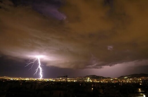 Έκτακτο δελτίο επιδείνωσης του καιρού - Καταιγίδες μέχρι το πρωί της Τρίτης