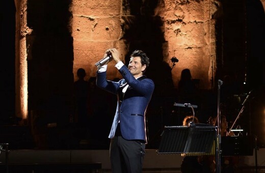 Ο Ρουβάς διαφήμισε πολυτελές αυτοκίνητο έξω από το Ηρώδειο - «Χωρίς άδεια» λέει το υπ. Πολιτισμού