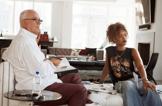 Η Rihanna προσθέτει τον Manolo Blahnik στη λίστα με τους συνεργάτες της