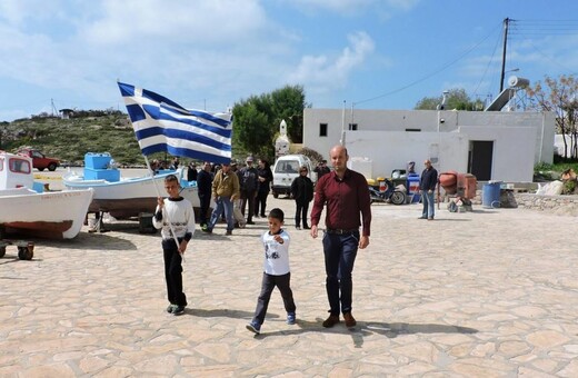 Η συγκινητική παρελάση των Αρκιών - Ο δάσκαλος, οι δύο μοναδικοί μαθητές και οι ελάχιστοι κάτοικοι
