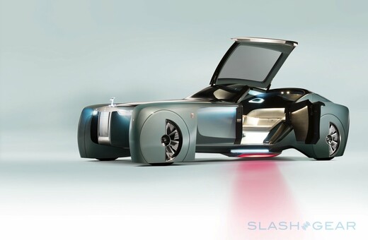 Η Rolls-Royce οδηγεί το αυτοκίνητο σε άλλα επίπεδα― χωρίς οδηγό και με κόκκινο χαλί, μεταξύ άλλων