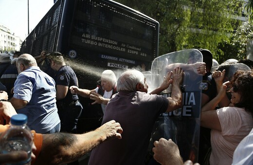 Κατακραυγή εναντίον της κυβέρνησης για τα δακρυγόνα στους συνταξιούχους