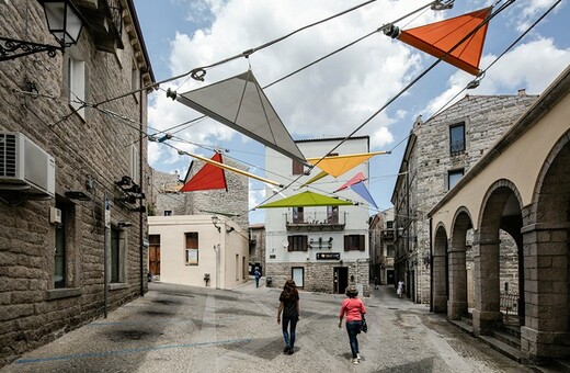 Η πολύχρωμη εγκατάσταση του Ρέντσο Πιάνο σε μια μικρή, γραφική πόλη της Σαρδηνίας