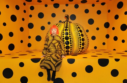 Η Yayoi Kusama ζωγραφίζει μέσα στην ψυχιατρική κλινική όπου ζει εθελοντικά από το 1977