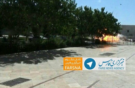 Γυναίκα η καμικάζι αυτοκτονίας στο Ιράν - Η στιγμή που ανατινάζεται στο μαυσωλείο του Χομεϊνί