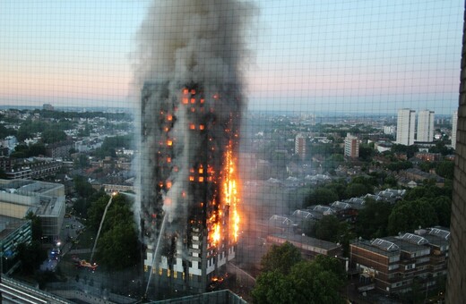 Στους 12 αυξήθηκε ο αριθμός των νεκρών από τη φωτιά στον ουρανοξύστη του Λονδίνου