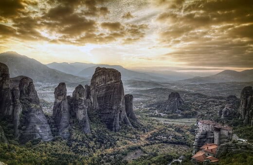 Tα Μετέωρα από ψηλά. Τι υπερθέαμα!