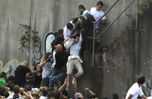 Το φονικό Love Parade του Duisburg: Χιλιάδες παγιδεύτηκαν σε τούνελ και μετά η κατάσταση ξέφυγε με πανικό και ποδοπάτημα