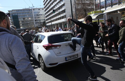 Ταξιτζήδες επιτέθηκαν με κλωτσιές σε αυτοκίνητο της Uber στο κέντρο της Αθήνας