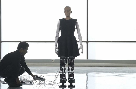 Το διάσημο ρομπότ Σοφία μόλις απέκτησε πόδια και μαθαίνει να περπατά (ΒΙΝΤΕΟ)