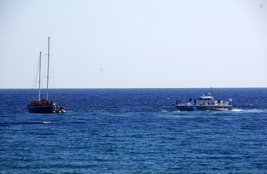 Εντοπίστηκε το σκάφος με τους 45 πρόσφυγες 14 ναυτικά μίλια νότια της Κρήτης