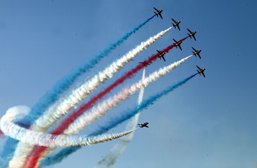 Αεροπορική επίδειξη από Μιραζ 2000-5 και Red Arrows στον Φλοίσβο για τον Κάρολο