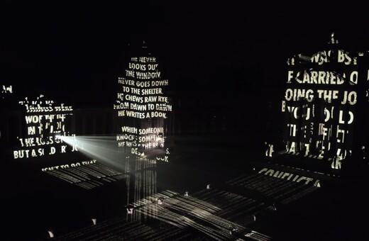 Η τελευταία έκθεση της Jenny Holzer είναι μια μνημειακή εξερεύνηση στον πόλεμο και τα επακόλουθά του