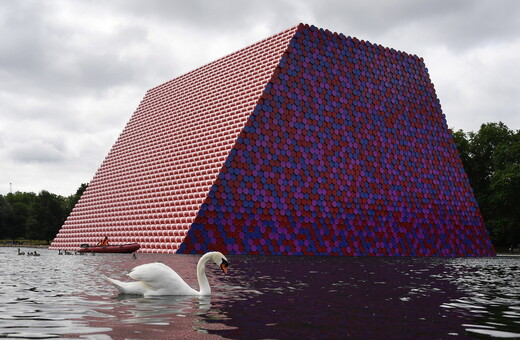 Ένα πελώριο γλυπτό από 7.506 βαμμένα βαρέλια επιπλέει στη λίμνη του Χάιντ Παρκ στο Λονδίνο