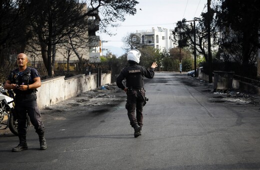 Οι διάλογοι των αστυνομικών την ώρα της πυρκαγιάς: «Από πού να κόψουμε τη Μαραθώνος;»