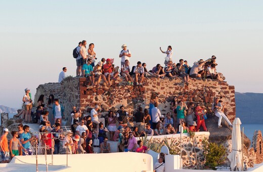 Tourists go home! Τι άλλαξε ξαφνικά και πολλοί μισούν τους τουρίστες;