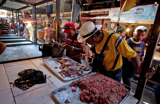 Στη Βενεζουέλα αγοράζουν σάπιο κρέας για να σιτιστούν