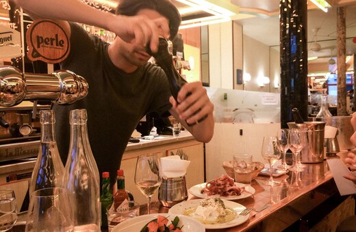 6 παριζιάνικα bars a vin για όσους αγαπάνε το κρασί (και τα ταξίδια)