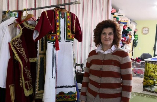Η Βασιλική κατάφερε από ένα χωριό των Τρικάλων να εξάγει παραδοσιακές ενδυμασίες σε όλο τον κόσμο