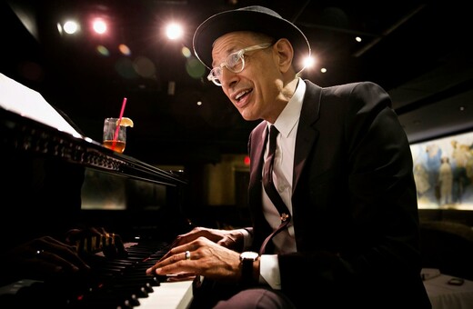 Άλλο «cool» κι άλλο «Τζεφ Γκόλντμπλουμ cool»: Τη μέρα σταρ του Χόλιγουντ, τη νύχτα τζαζ πιανίστας