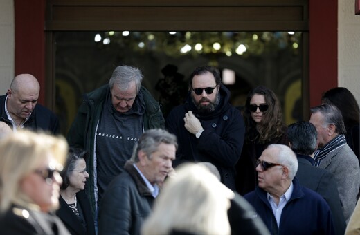 Ο Γιώργος Λάνθιμος στην κηδεία του πατέρα του, Αντώνη