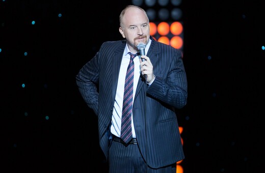 Κατακραυγή για τον κωμικό Louis CK που σατιρίζει τους μαθητές που επέζησαν από μακελειό σε σχολείο