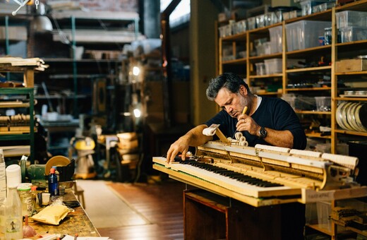 O άνθρωπος που κατασκευάζει πιάνα σ' ένα χωριό της Χαλκιδικής