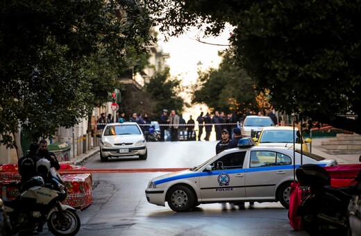 Έκρηξη στο Κολωνάκι, στον Άγιο Διονύσιο - Τραυματίστηκαν αστυνομικός και ο νεωκόρος