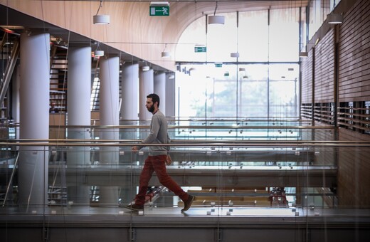 Εγκαινιάστηκε η εντυπωσιακή βιβλιοθήκη της Φιλοσοφικής - Τρεις όροφοι με έναν μοναδικό θησαυρό βιβλίων