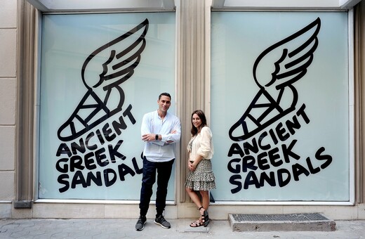 Φωτεινό, φιλικό και καλόγουστο: το πρώτο κατάστημα των Ancient Greek Sandals άνοιξε στο κέντρο της Αθήνας