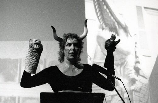 Carolee Schneemann: Μια φεμινίστρια που με το γυμνό σώμα της έσπασε τα στερεότυπα της τέχνης