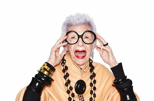 Η Iris Apfel μόλις έκλεισε στα 97 της χρόνια το πρώτο συμβόλαιο με πρακτορείο μοντέλων