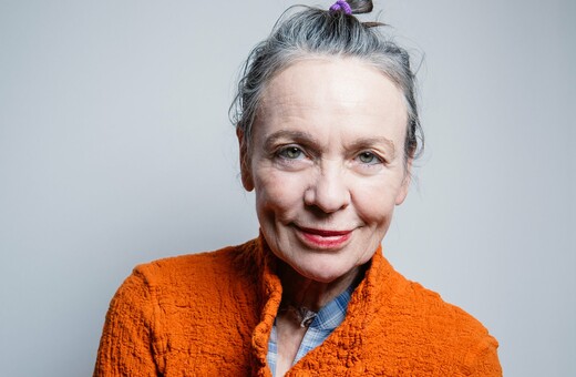 Laurie Anderson: «Μην είμαστε δέσμιοι του πανικού που σπέρνουν τα media»